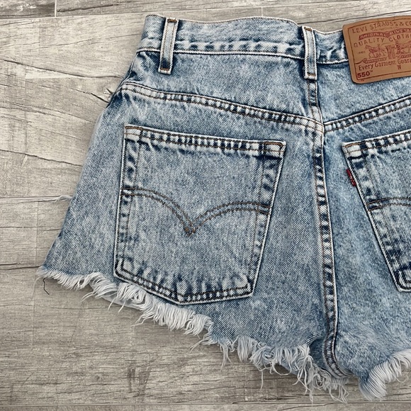 Levi’s Women’s 550 High Rise Cutoffs Shorts Size: 10 Color: Blue Acid Wash - Picture 6 of 9
